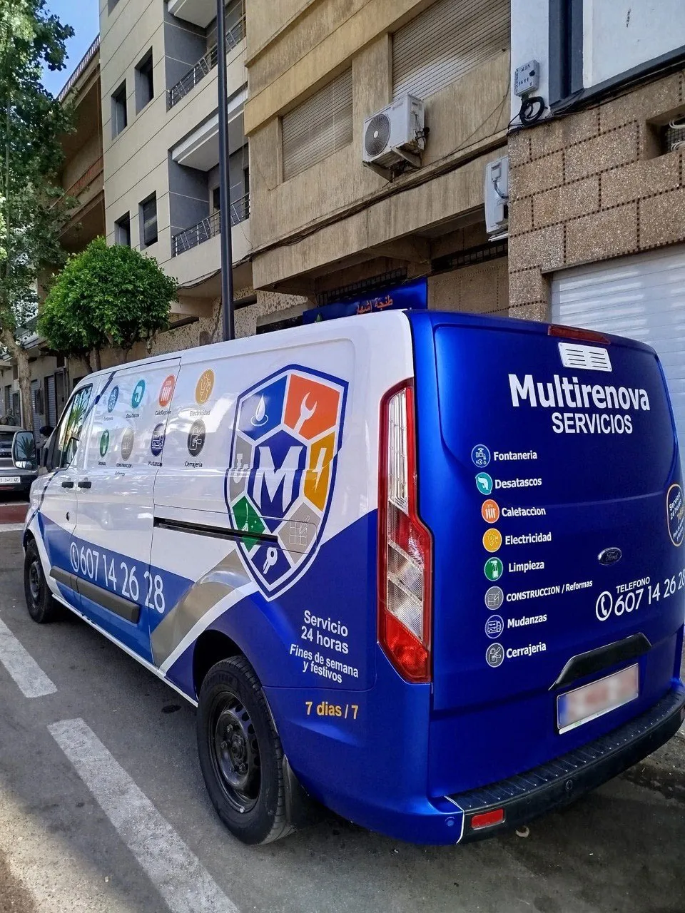 Furgoneta rotulada de MultiRenova, servicio a domicilio 24h