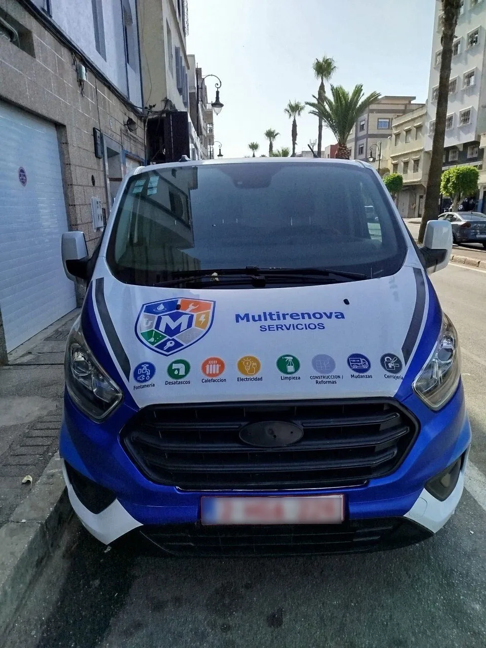 Frontal de la furgoneta de MultiRenova con los servicios rotulados